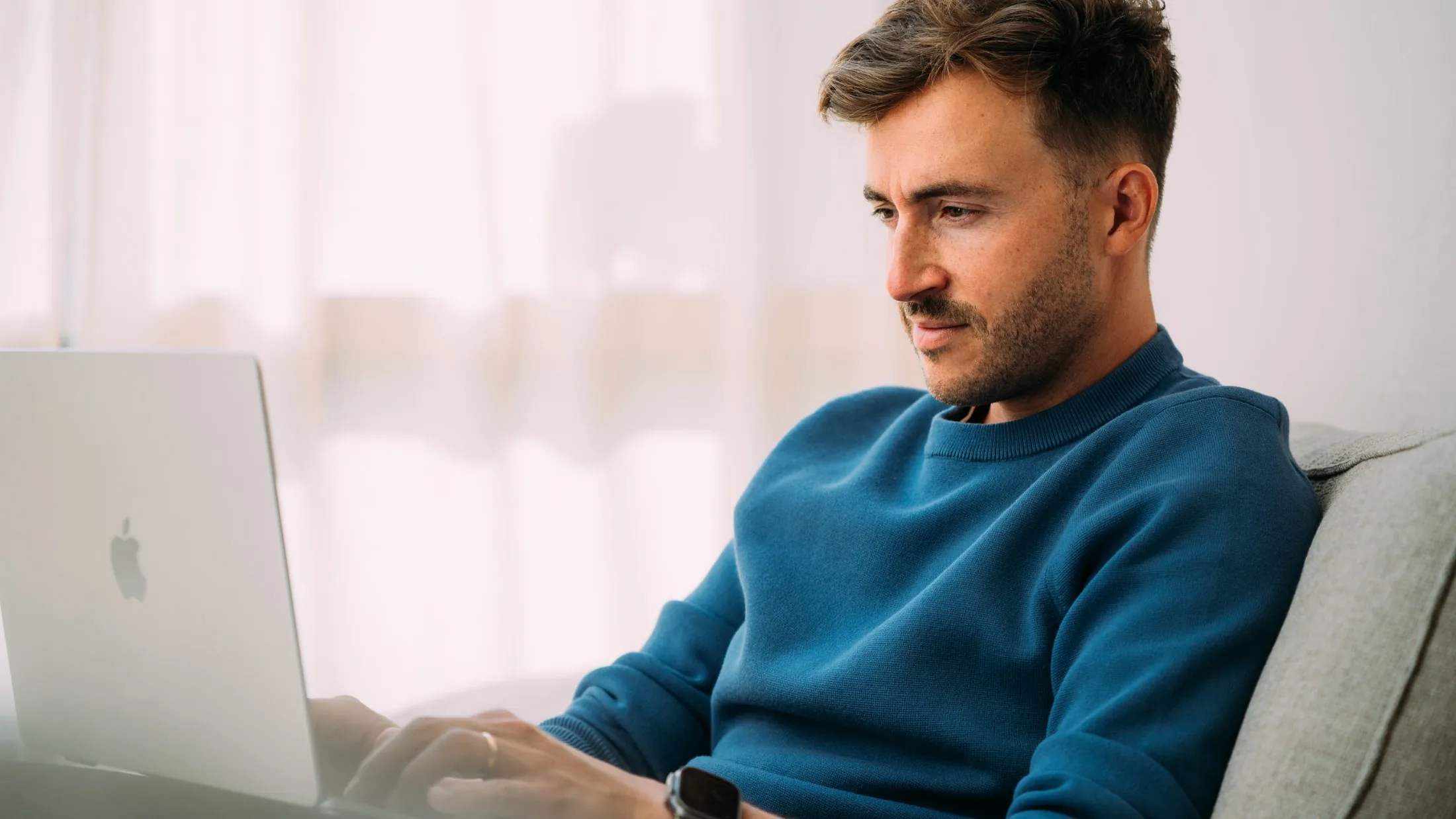 Matti Hönig schreibt am Laptop