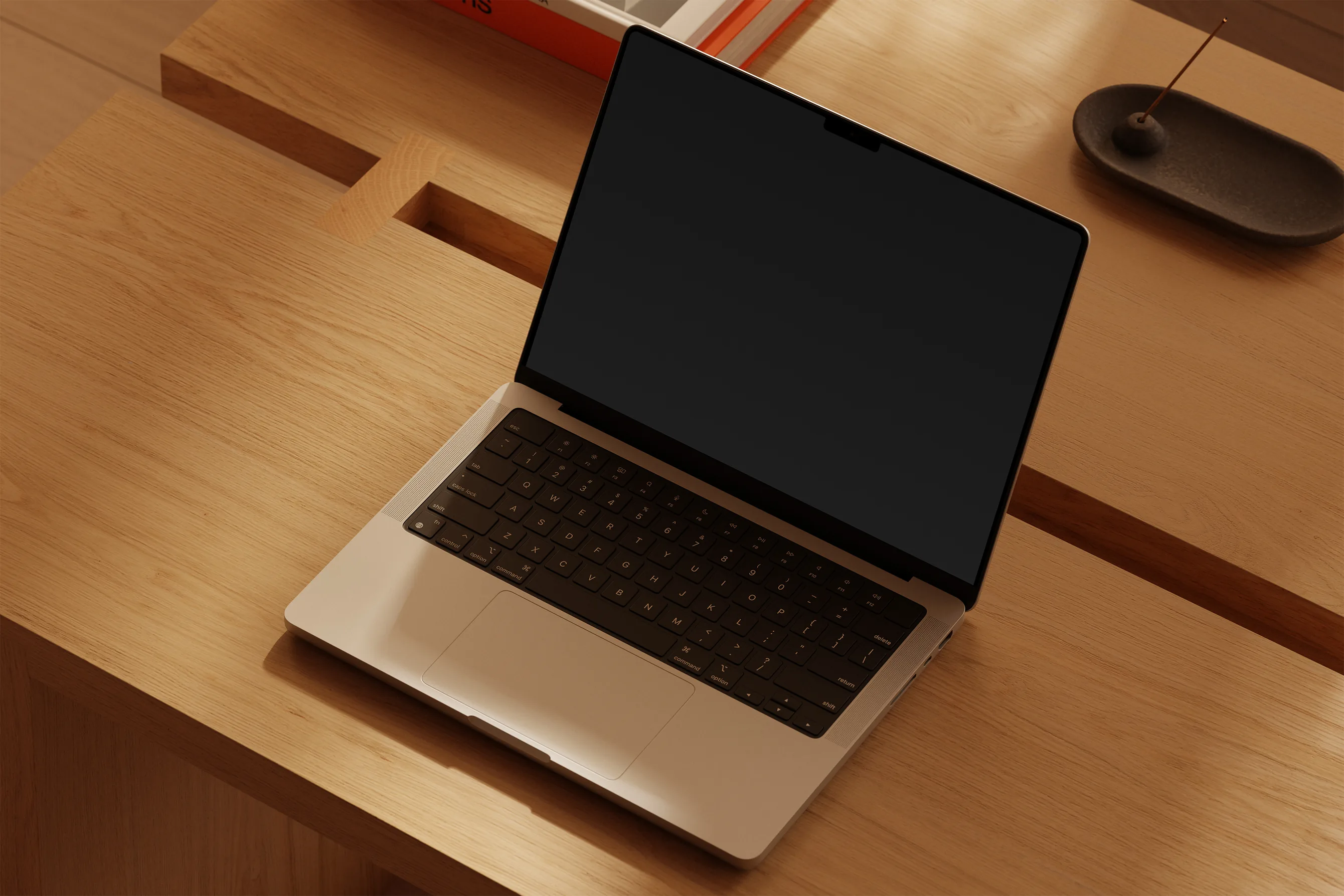 Ein Laptop auf einem Holztisch