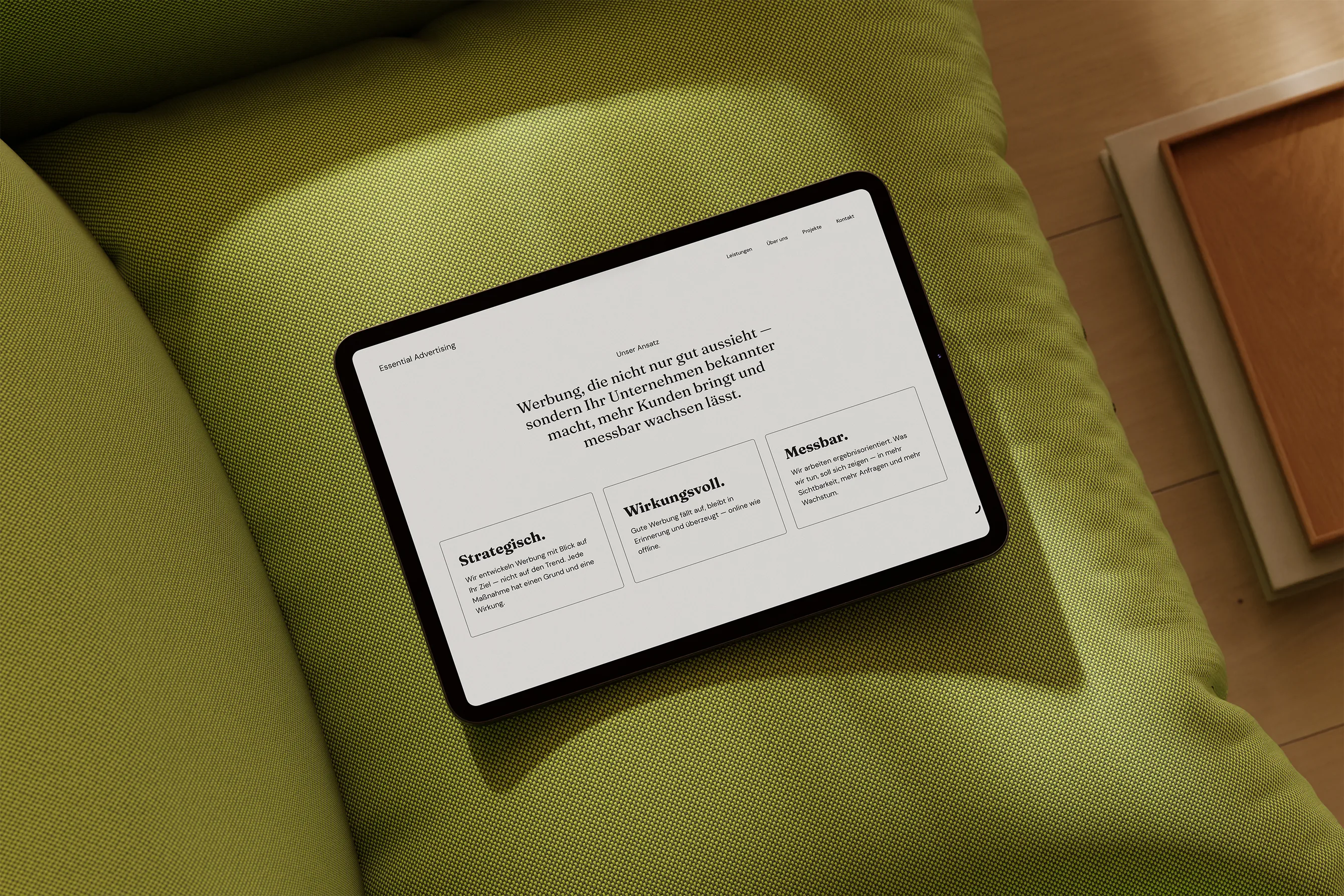 Ein Tablet auf einem gruenen Kissen
