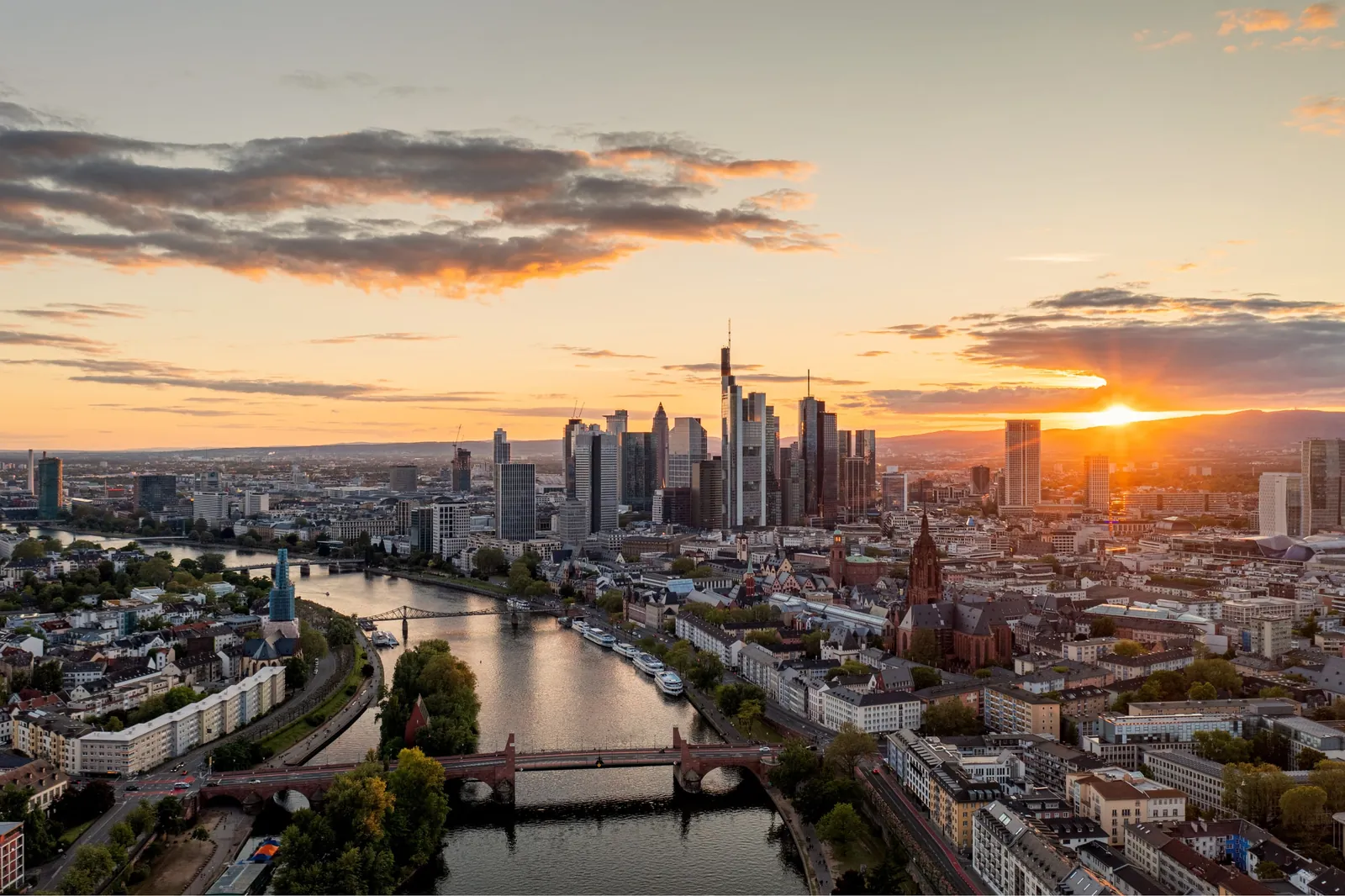 Die Skyline von Frankfurt am Main bei Sonnenuntergang