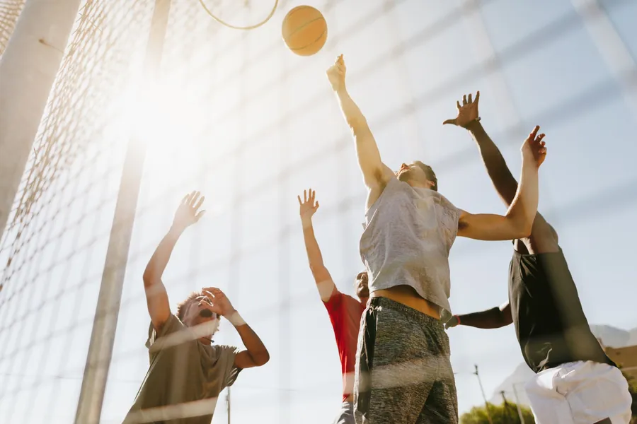 Volleyballspielerinnen springen am Netz nach dem Ball