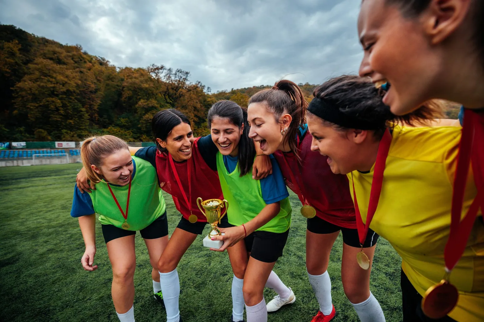 Eine Fußballmannschaft jubelt gemeinsam auf dem Platz